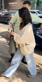Sara Tendulkar feet photo 7