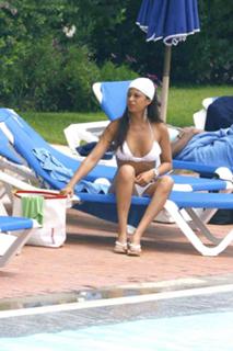 Sara Tommasi feet photo thumbnail
