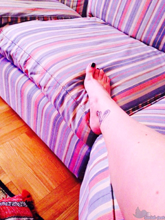 Sara Tommasi feet photo thumbnail