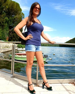 Sara Tommasi feet photo thumbnail