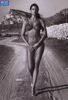 Sara Tommasi feet photo thumbnail