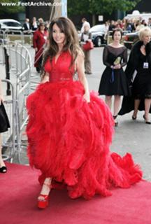 Sarah Brightman feet photo 19