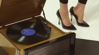 Sarah Carter feet photo thumbnail