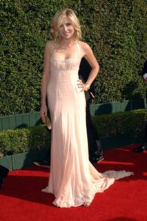 Sarah Chalke feet photo thumbnail