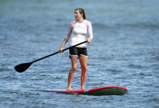 Sarah Chalke feet photo thumbnail