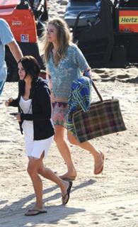 Sarah Chalke feet photo thumbnail