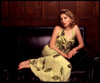 Sarah Chalke feet photo thumbnail