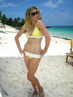 Sarah Chalke feet photo thumbnail
