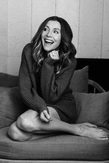 Sarah Chalke feet photo thumbnail