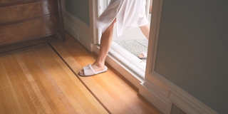 Sarah Chalke feet photo thumbnail