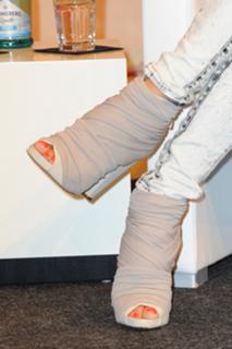 Sarah Connor feet photo thumbnail