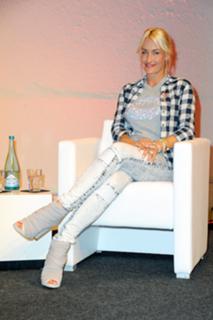 Sarah Connor feet photo thumbnail