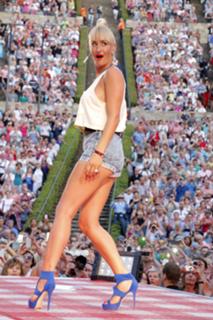 Sarah Connor feet photo thumbnail