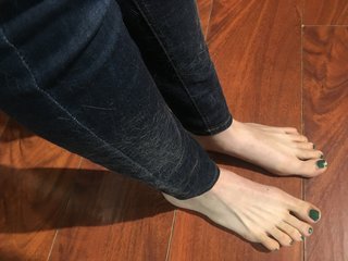 Sarah Desjardins feet photo thumbnail