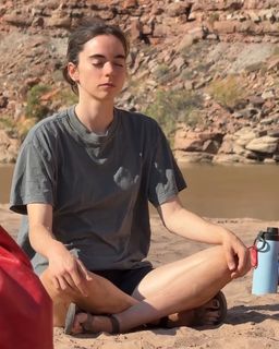 Sarah Desjardins feet photo thumbnail