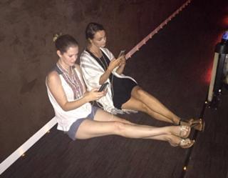 Sarah Drew feet photo thumbnail