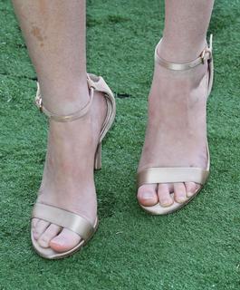 Sarah Drew feet photo thumbnail