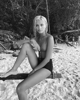 Sarah Ellen feet photo 3