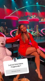 Sarah Engels feet photo thumbnail