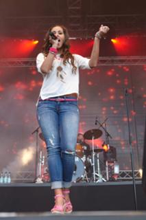 Sarah Engels feet photo thumbnail