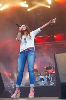Sarah Engels feet photo thumbnail