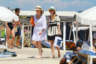 Sarah Ferguson feet photo thumbnail