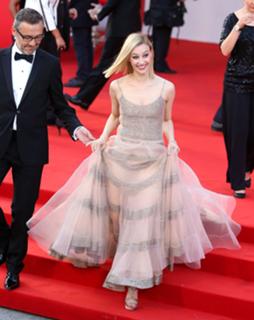 Sarah Gadon feet photo thumbnail