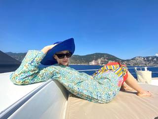 Sarah Gadon feet photo thumbnail