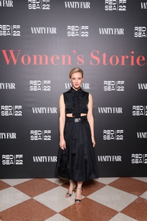 Sarah Gadon feet photo thumbnail