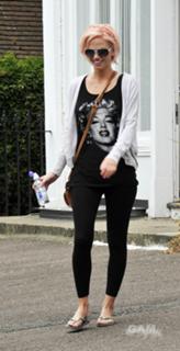 Sarah Harding feet photo thumbnail