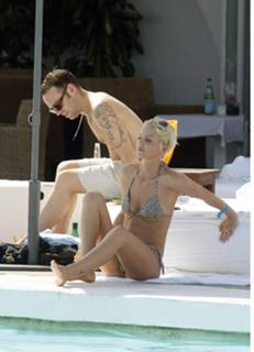 Sarah Harding feet photo thumbnail