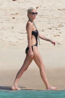Sarah Harding feet photo thumbnail