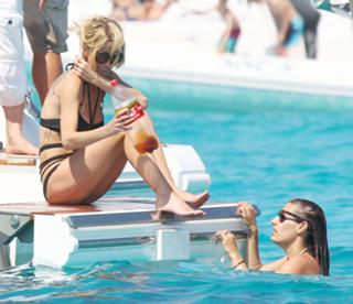 Sarah Harding feet photo thumbnail