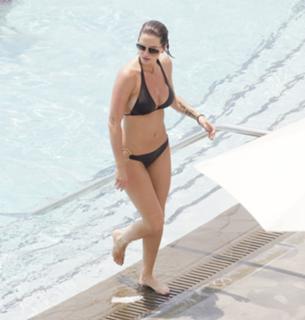 Sarah Harding feet photo thumbnail