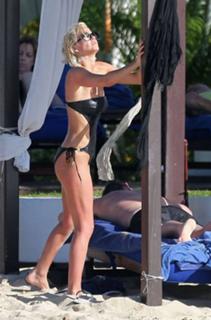 Sarah Harding feet photo thumbnail