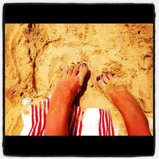 Sarah Harris feet photo 14