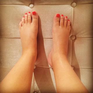 Sarah Harris feet photo 8