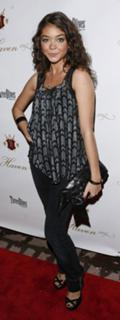 Sarah Hyland feet photo thumbnail