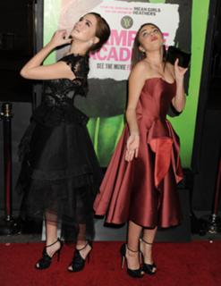Sarah Hyland feet photo thumbnail