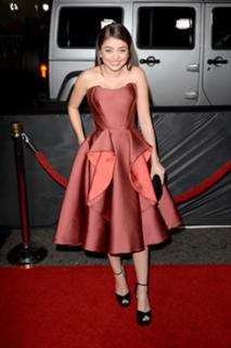 Sarah Hyland feet photo thumbnail
