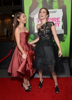 Sarah Hyland feet photo thumbnail