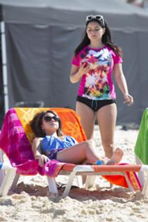 Sarah Hyland feet photo thumbnail