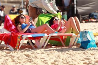 Sarah Hyland feet photo thumbnail