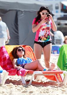 Sarah Hyland feet photo thumbnail