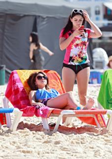Sarah Hyland feet photo thumbnail