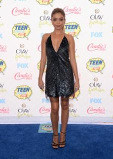 Sarah Hyland feet photo thumbnail