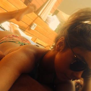 Sarah Hyland feet photo thumbnail