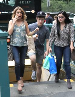 Sarah Hyland feet photo thumbnail
