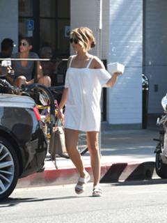 Sarah Hyland feet photo thumbnail