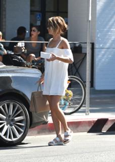 Sarah Hyland feet photo thumbnail